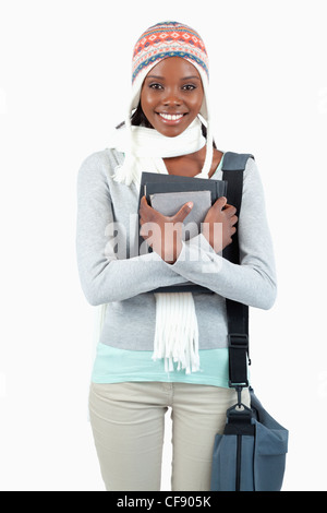 Jeune femme avec des vêtements d'hiver et des livres Banque D'Images