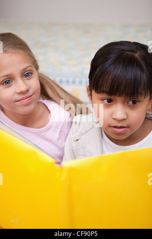 Portrait d'écolières lecture Banque D'Images