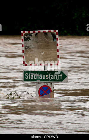 Inondations au cours de l'eau élevée après de fortes pluies Banque D'Images