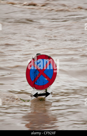 Inondations au cours de l'eau élevée après de fortes pluies Banque D'Images