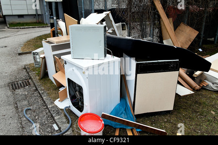 Déchets encombrants est en attente pour la collecte des déchets. l'horaire de collecte des déchets encombrants. Banque D'Images