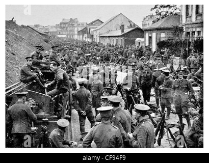 L'infanterie britannique se reposant dans un village de France régiment de l'Armée de l'Artillerie de la ville reste pause Rifle Corps-bataille fatigué Banque D'Images