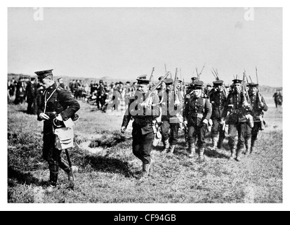 Marins britanniques à Ostende Belgique agent maritime mars soldat marchant fusil de colonne de l'armée d'infanterie militaire des troupes de débarquement Banque D'Images