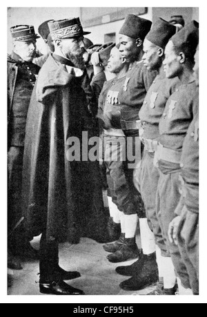 Le Général Henri Joseph Eugène Gouraud inspecte les soldats sénégalais de la IV armée française Banque D'Images