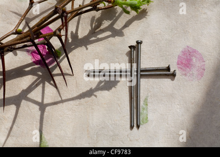 Couronne d'Épines et crucifix sur fond de papier Banque D'Images