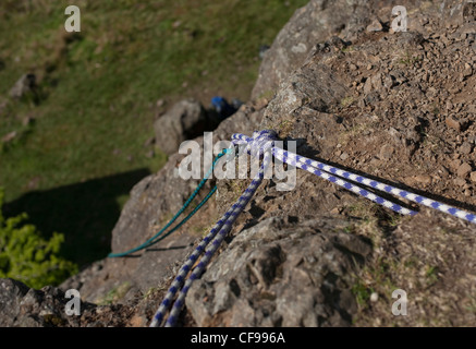 Une corde le long d'une hauteur de roche dolérite à Auchinstarry les carrières, l'Écosse. Banque D'Images