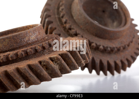 Rusty gears isolé sur fond blanc Banque D'Images