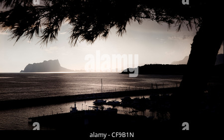 Moraira marina dans la lumière du soir avec Penon D'Ifach à Calpe, en Espagne, en arrière-plan Banque D'Images