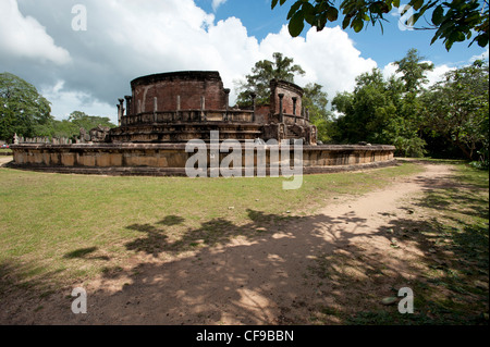 Le Vatadage relique chambre circulaire en pierre d'un bâtiment sculpté à l'ancienne cité de Polonnaruwa Sri Lanka Banque D'Images