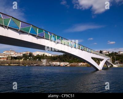 Pedro et Inês passerelle au-dessus de la rivière Mondego à Coimbra, Portugal Banque D'Images