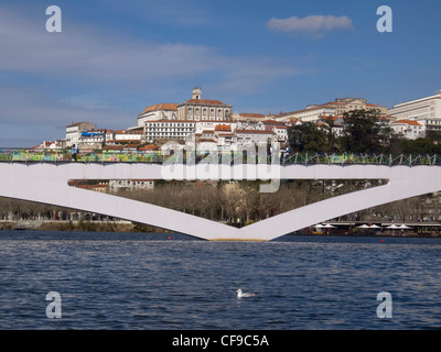 Pedro et Inês passerelle au-dessus de la rivière Mondego à Coimbra, Portugal Banque D'Images