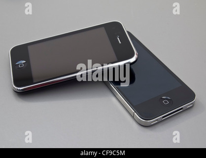 IPhone 3GS sur le dessus de l'iPhone 4 Banque D'Images