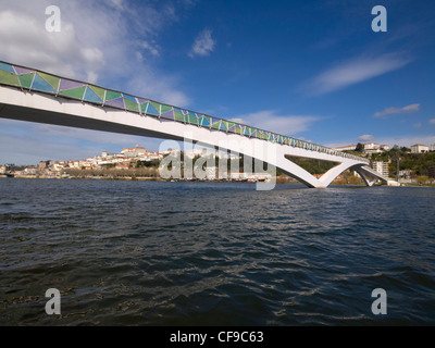 Pedro et Inês passerelle au-dessus de la rivière Mondego à Coimbra, Portugal Banque D'Images