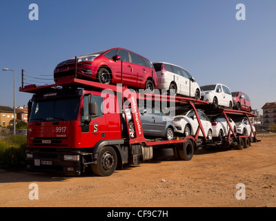 Transport Automobile camion transportant des voitures neuves à être livrés Banque D'Images