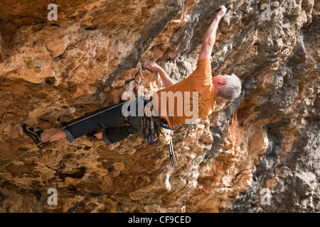 L'homme de l'escalade au Costa Blanca région d'Espagne. Banque D'Images