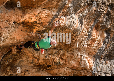 L'homme de l'escalade au Costa Blanca région d'Espagne. Banque D'Images