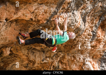 L'homme de l'escalade au Costa Blanca région d'Espagne. Banque D'Images