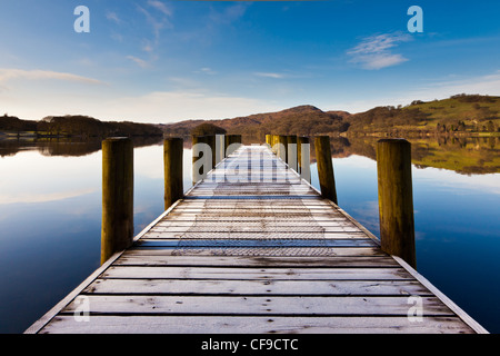 Debout sur un quai plus Coniston Water dans le Lake District Banque D'Images