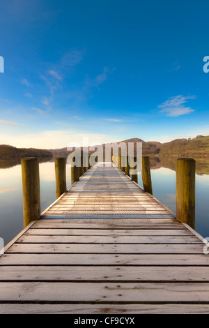 Une jetée sur la côte Est de l'eau de Coniston dans le Lake District Banque D'Images
