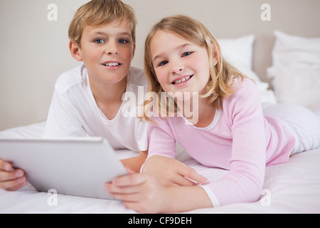 Les enfants à l'aide d'un ordinateur tablette