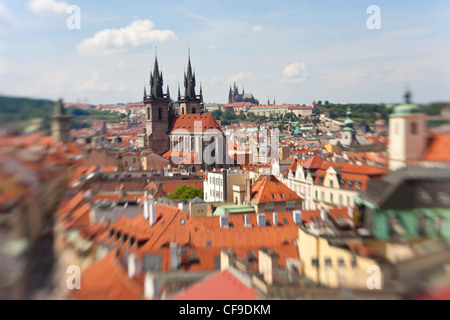 Tours d'église et les toits de la ville de Prague à Prague, République Tchèque Banque D'Images