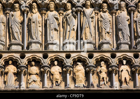 Des chiffres sur l'Ouest avant de Wells Cathedral, Wells, Somerset, England, UK Banque D'Images