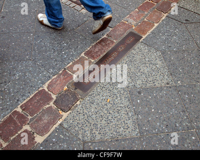 Franchissant la ligne marquant l'emplacement du Mur de Berlin, Berlin, Allemagne Banque D'Images