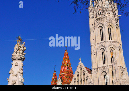 Jet de jet stream voler au-dessus de l'église Matthias de quartier du château de Buda Budapest, Hongrie sur un beau jour de février claire Banque D'Images