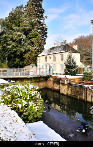 Marsh Lock, Henley-on-Thames, Berkshire, Angleterre montrant Lock maison du gardien et recouverts de neige en hiver 2012 Banque D'Images