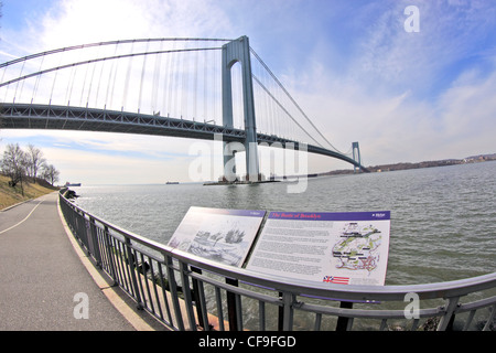 Verrazano Narrows Bridge reliant Brooklyn et Staten Island sur le port de New York New York City Banque D'Images