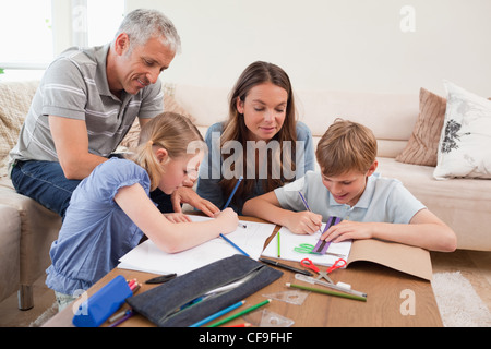 Les parents à aider leurs enfants à faire leurs devoirs Banque D'Images