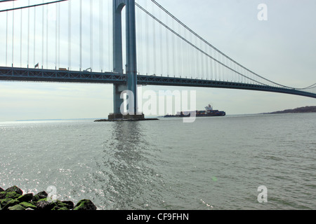 Verrazano Narrows Bridge reliant Brooklyn et Staten Island sur le port de New York New York City Banque D'Images