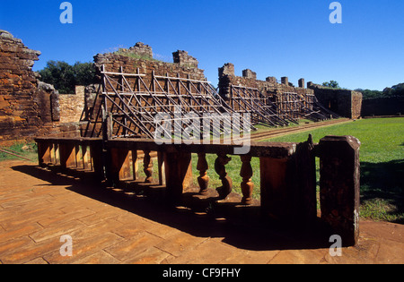 Cour du cloître de balustrade . Mission jésuite de San Ignacio Mini ruines. Province de Misiones. L'Argentine. Banque D'Images