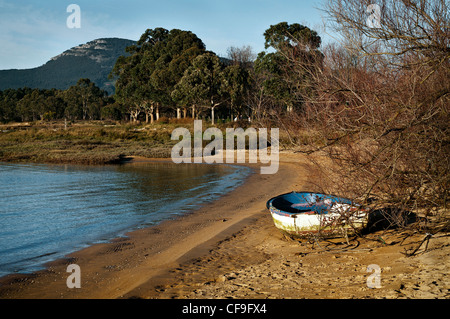 Regaton bateau échoué sur la plage de l'Ason estuaire, à l'embouchure de la baie de Biscaye à Laredo, Cantabrie, dans le nord de l'Espagne Banque D'Images