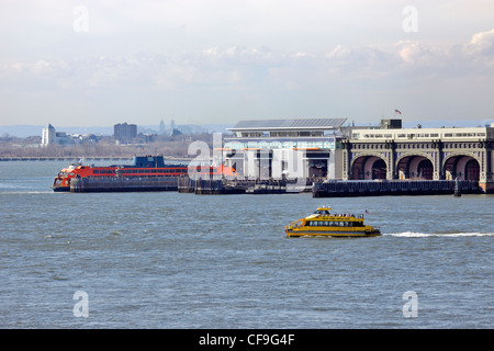 Un taxi d'eau sur l'East River par le Staten Island Ferry Terminal à la pointe sud de Manhattan New York Banque D'Images