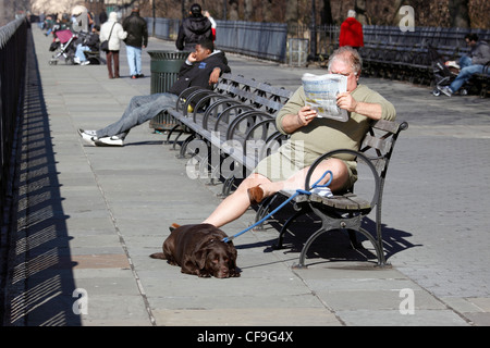 Après-midi d'hiver chaud sur la promenade de Brooklyn, New York citys Banque D'Images