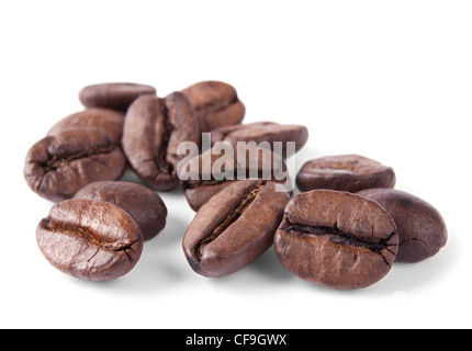 Les grains de café en libre isolé sur fond blanc Banque D'Images