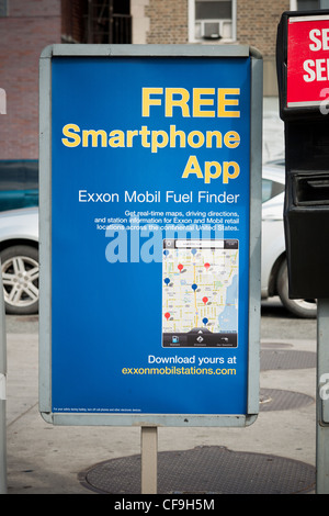 Une station d'essence Mobil dans le quartier de l'East Village de New York fait la promotion d'une application pour smartphone Banque D'Images