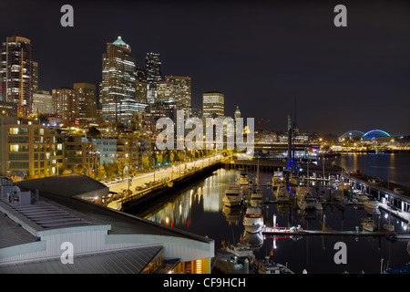 Le centre-ville de Washington Seattle Waterfront Pier Harbour Marina dans la nuit Banque D'Images