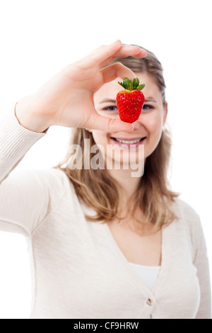 Happy young woman holding fresh juicy fraise, isolé sur fond blanc. Banque D'Images