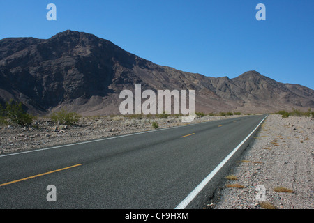 Vue de côté de route dans le désert de la Death Valley National Park, California Banque D'Images