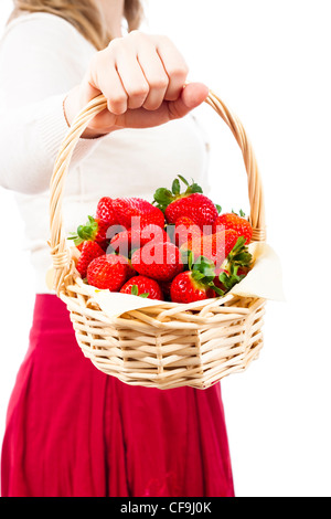 Détail de woman holding basket avec de délicieuses fraises juteuses, isolé sur fond blanc. Banque D'Images