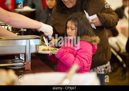 Saint François d'assise eglise donne les sans-abri et de travailleurs pauvres un dîner de Thanksgiving dans Midtown à New York Banque D'Images