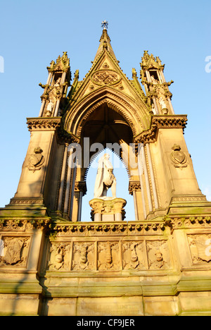 L'Albert Memorial situé en dehors de l'époque victorienne de style gothique de l'hôtel de ville de Manchester à Albert Square. Banque D'Images