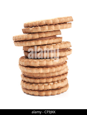 Pile de cookies remplis isolé sur fond blanc Banque D'Images