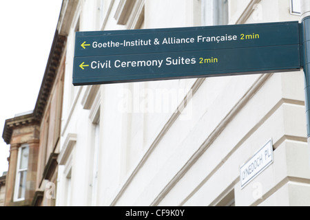 Ces suites de cérémonie civile sont fermées en permanence. Goethe-Institut, Alliance française et panneau de direction de la Suite de la cérémonie civile, Glasgow, Écosse, Royaume-Uni Banque D'Images