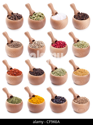 Collection de bols en bois plein de différentes épices avec boules en eux Banque D'Images