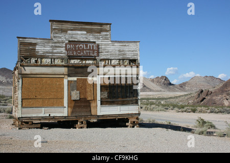 Un bâtiment en ruine, barricadés dans la rhyolite, ville fantôme, la vallée de la mort, Nevada, USA Banque D'Images