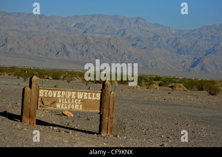 Panneau montrant Stovepipe Wells dans le désert de la vallée de la mort Banque D'Images