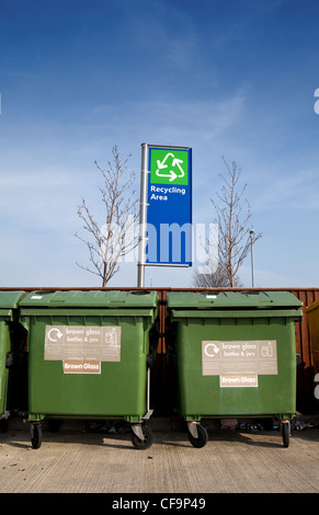 Deux bacs de recyclage de verre dans une zone de recyclage, Cambridge UK Banque D'Images